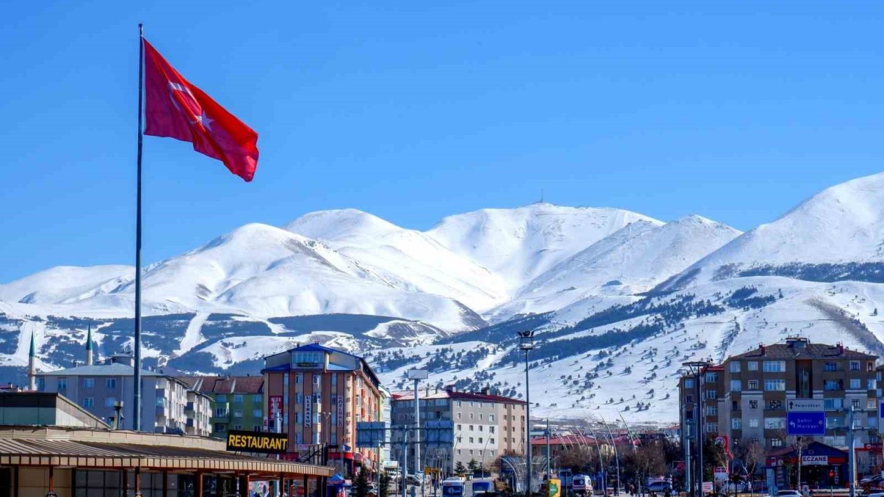 Erzurum’un kuzeyinde kar var