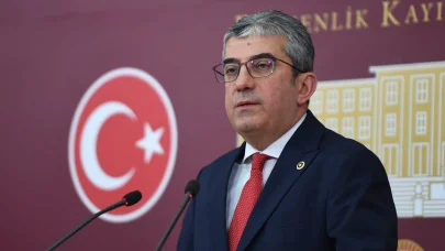 Gökhan Günaydın'dan Cevdet Yılmaz'a ''deprem konutları'' sorusu: "Niçin Cumhurbaşkanlığı ile Bakanlık arasında, açıklanan resmi rakamlara ilişkin çelişkiler bulunmaktadır"