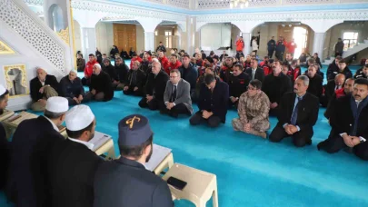 Hakkari deprem şehitlerini unutmadı