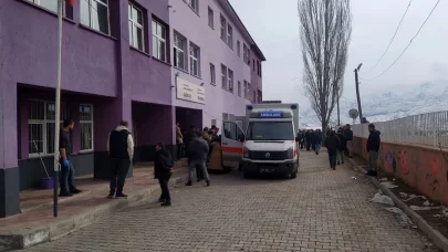 Hakkari’de 34 öğrenci gıda zehirlenmesi şüphesiyle hastaneye kaldırıldı