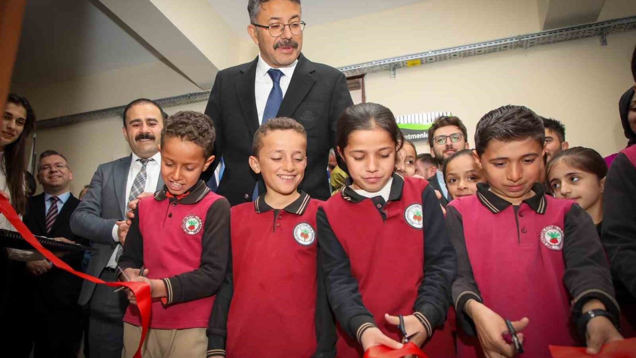 Hakkari’de "Bir Bavul Kitap Kütüphanesi" açıldı