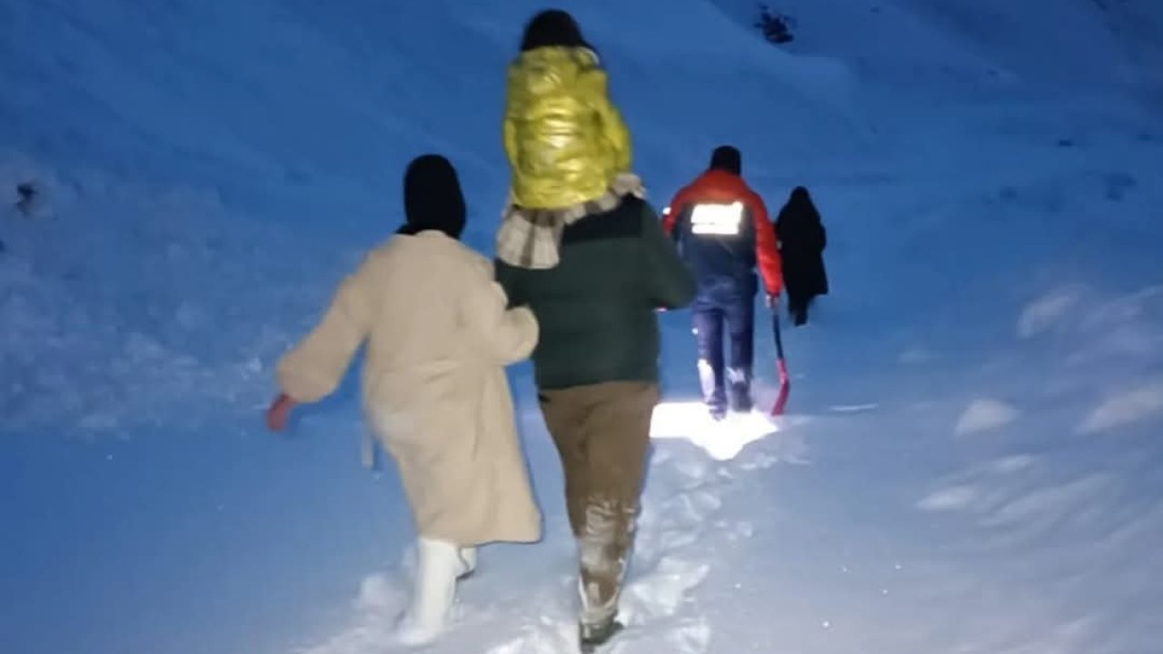 Hakkari’de kara saplanan araçtaki 5 kişi AFAD tarafından kurtarıldı