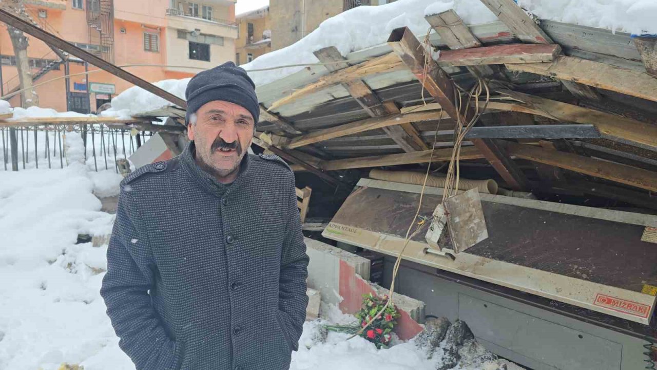 Hakkari’de karın ağırlığına dayanamayan atölyenin çatısı çöktü