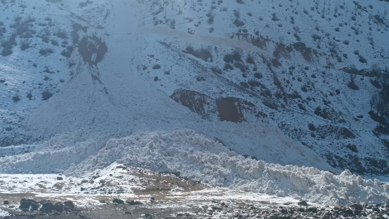 Hakkari’de köy yoluna düşen çığ temizlendi