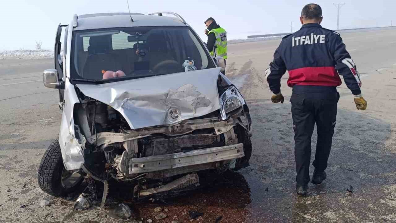 Hakkari’de otomobille kamyonet çarpıştı: 2 yaralı