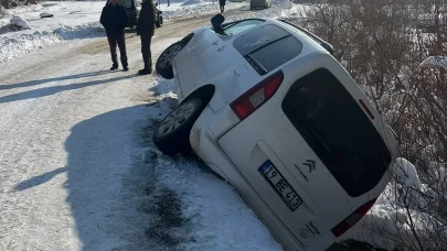 Hakkari’de virajı alamayarak yoldan çıkan araç köprü kenarında asılı kaldı