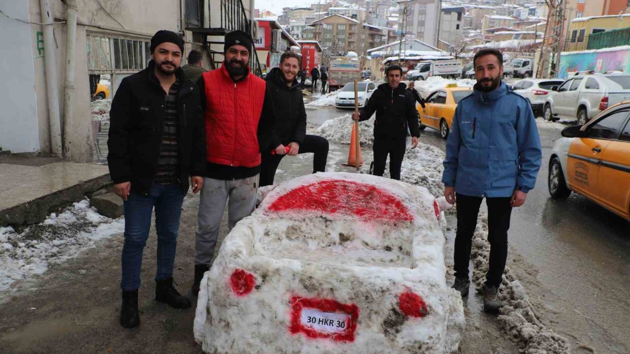 Hakkarili esnaf kardan araba yaptı