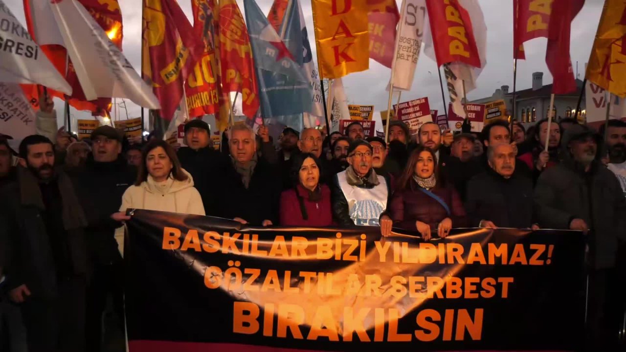 HDK operasyonuna ilişkin Kadıköy'de açıklama: Boğulmak istenen, işçi ve emekçilerin insanca bir yaşam talebidir