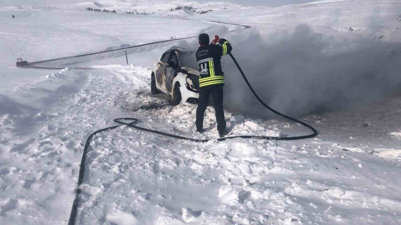 Horasan’da seyir halindeki otomobil alev aldı