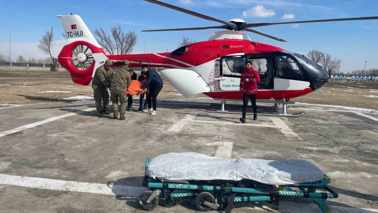 Iğdır’da fırtına ve tipi yolu kapatınca hasta ambulans helikopterle hastaneye ulaştırıldı