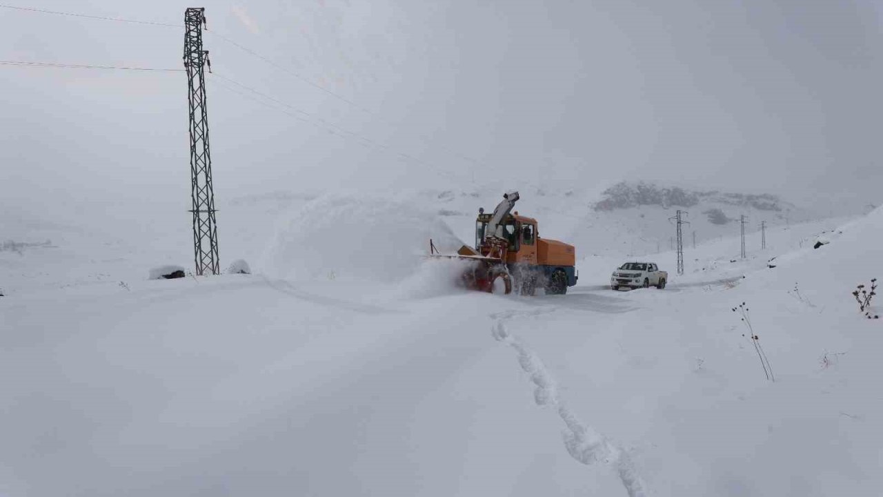 Iğdır’da kapalı köy yollarının açılması için çalışmalar devam ediyor