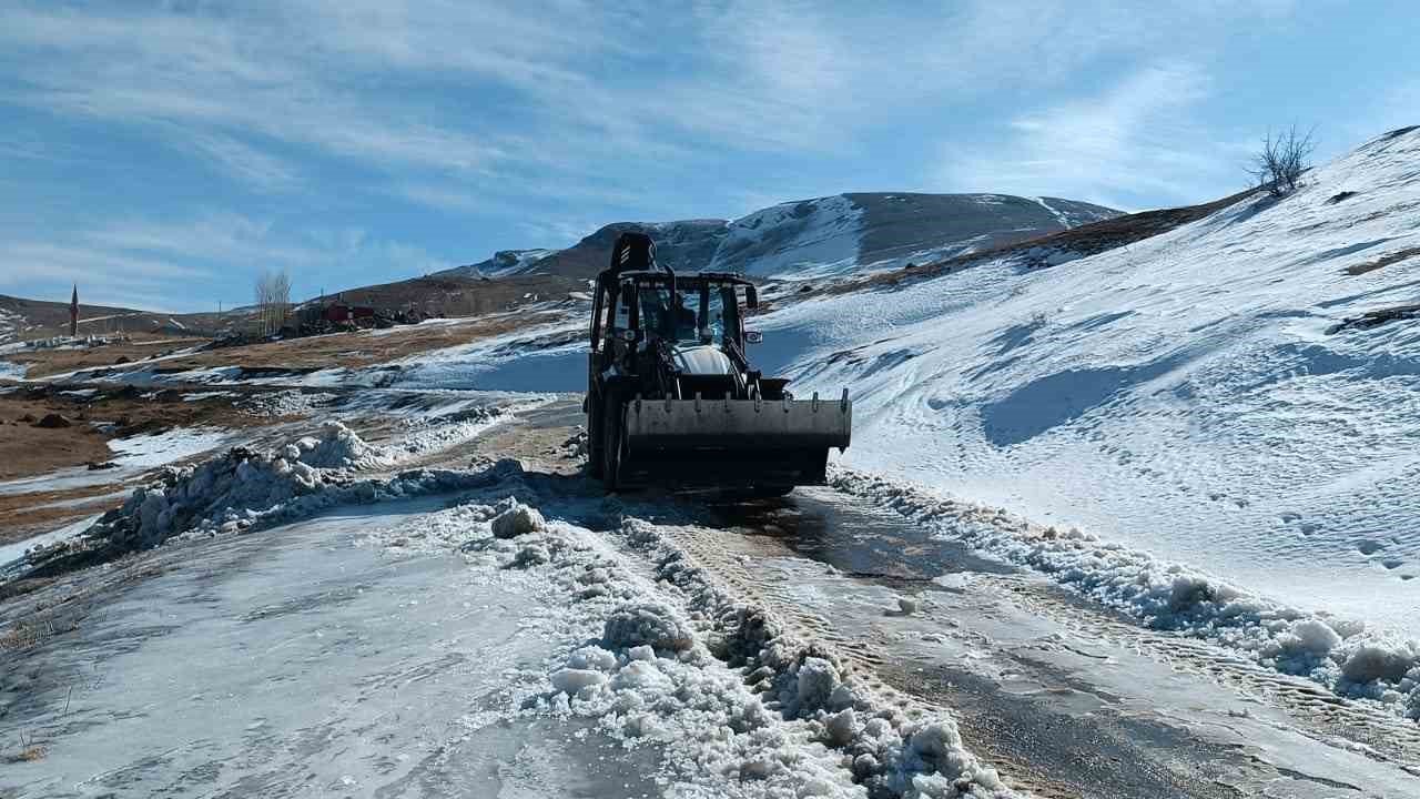 Iğdır’ın dağ köylerinde tipi ve buzlanma nedeniyle kapanan yollar açılıyor