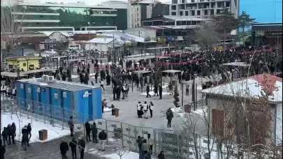 İmralı Heyeti’nin açıklaması, Van’da kent meydanına kurulan ekrandan izlendi 