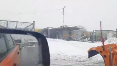 İstanbul'da ana arterlerde kar küreme ve tuzlama çalışmaları sürüyor