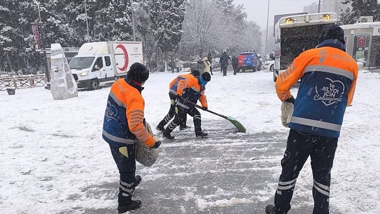 İstanbul'un Ana Arterlerde Kar Küreme ve Tuzlama Çalışmaları Sürüyor