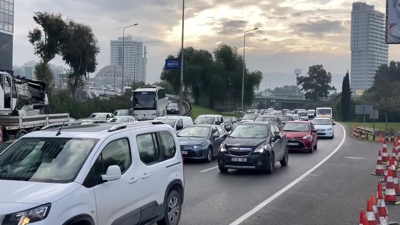 İzmir'de mazot yüklü tanker devrildi, yol bir süre trafiğe kapandı 