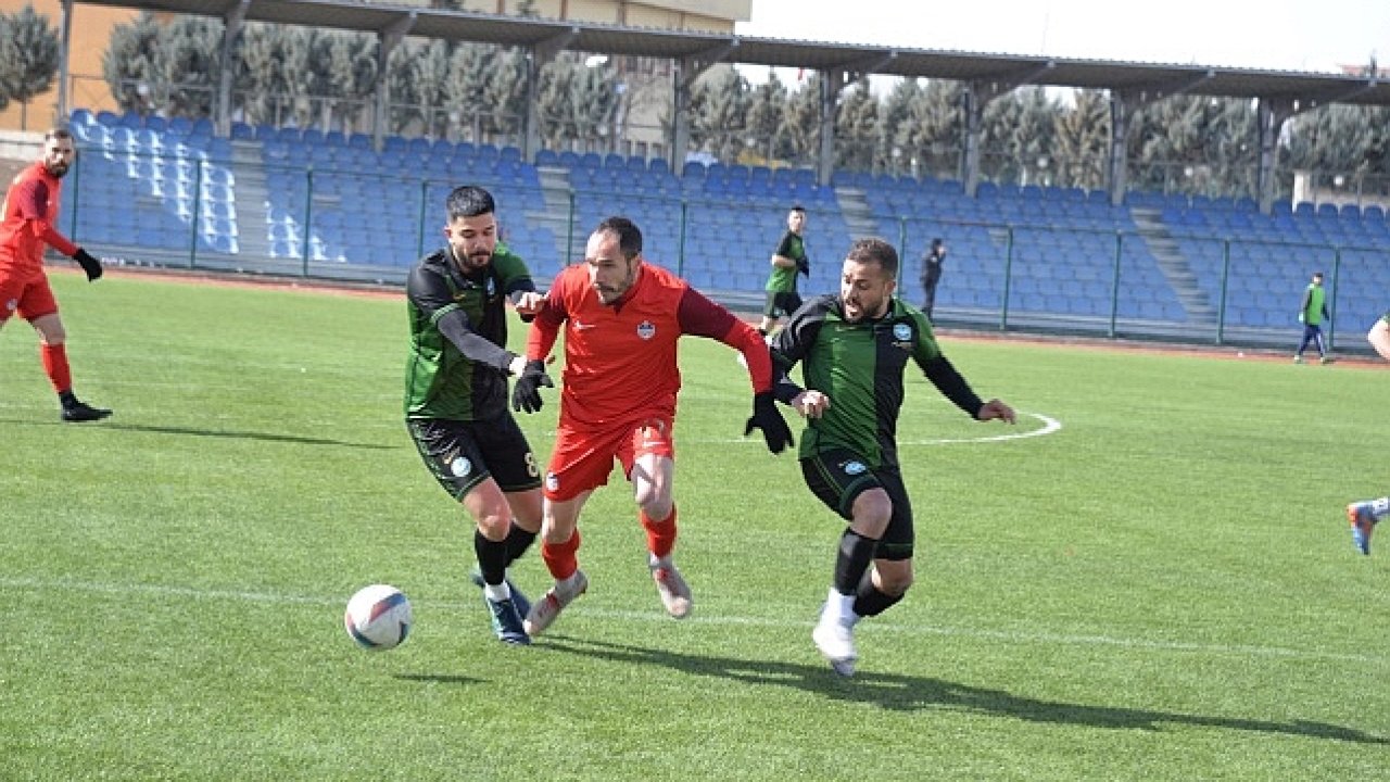 Kahramankazan Belediyespor, evinde karşılaştığı Kavaklıderespor'u 3-0'lık skorla mağlup etti.