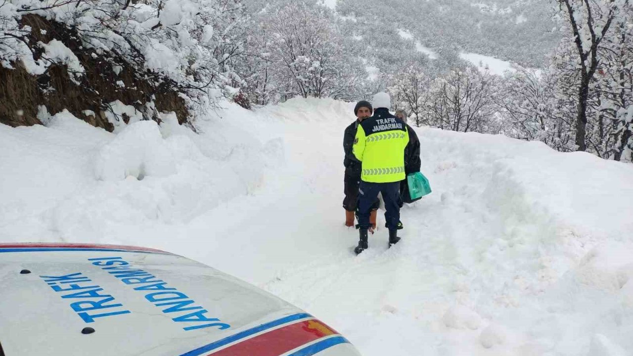 Kar yağışı nedeniyle hastaneye gidemeyen vatandaş için jandarma devreye girdi