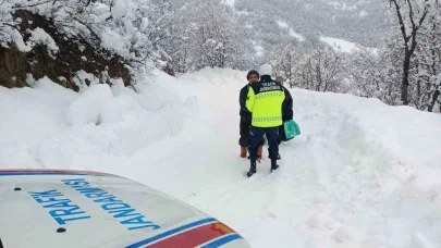 Kar yağışı nedeniyle hastaneye gidemeyen vatandaş için jandarma devreye girdi