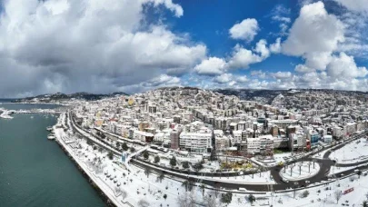 Karadeniz Ereğli'de kar yağışı... Belediye Başkanı Posbıyık: "Ereğli halkının zorluk çekmemesi için belediye seferber olmuş vaziyette"