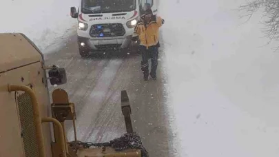 Karda mahsur kalan hastanın yardımına İl Özel İdaresi ekipleri yetişti