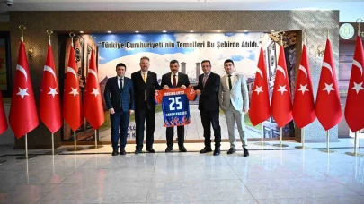 Kardelengücü’nden Vali Çiftçi’ye özel forma