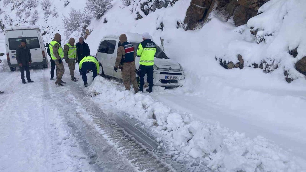 Karlı yolda mahsur kalan vatandaşların imdadına Mehmetçik yetişti