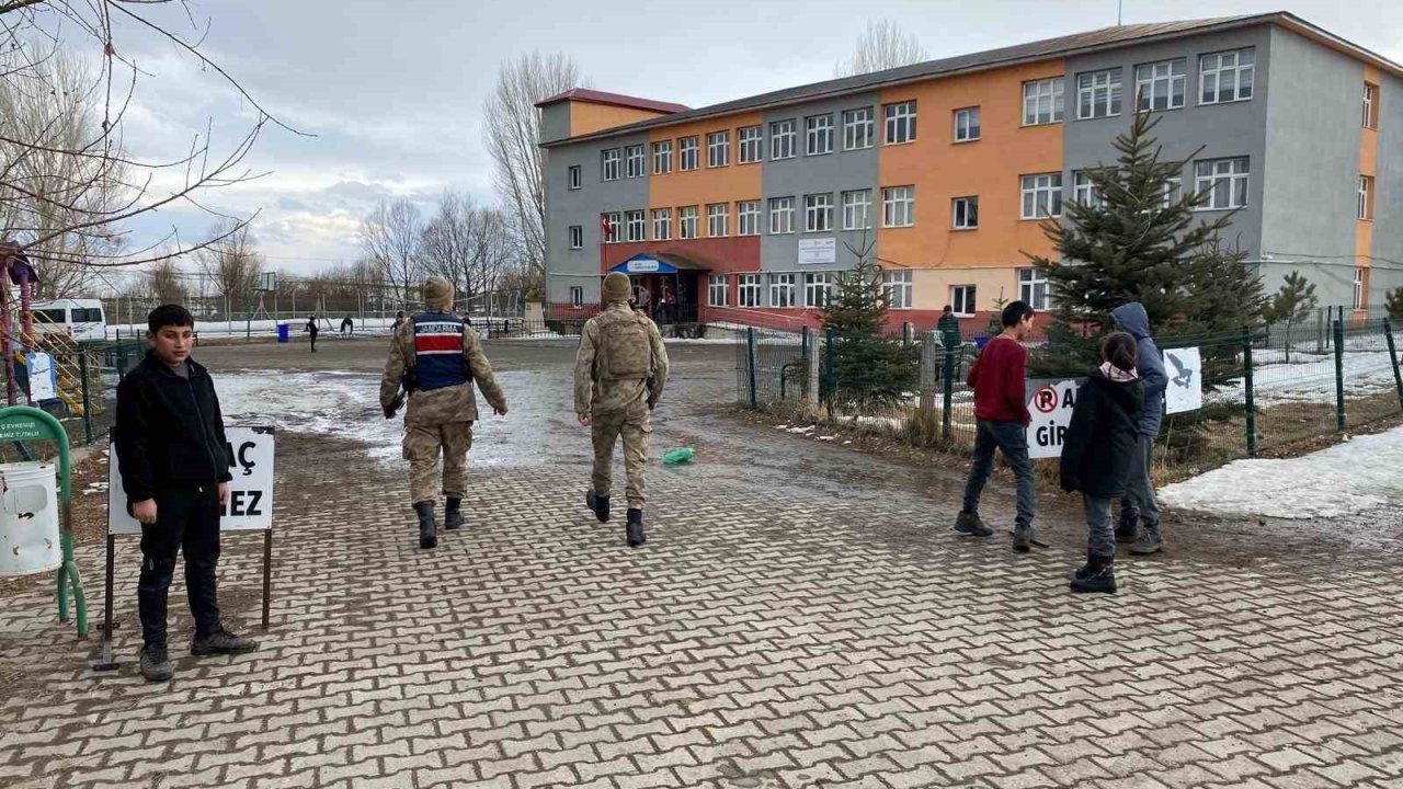 Kars’ta jandarmadan "Huzurlu Okul Önleri" ve "Huzurlu Sokaklar" uygulaması