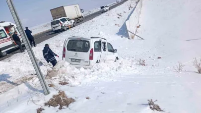 Kars’ta otomobil ile ticari araç çarpıştı: 9 yaralı