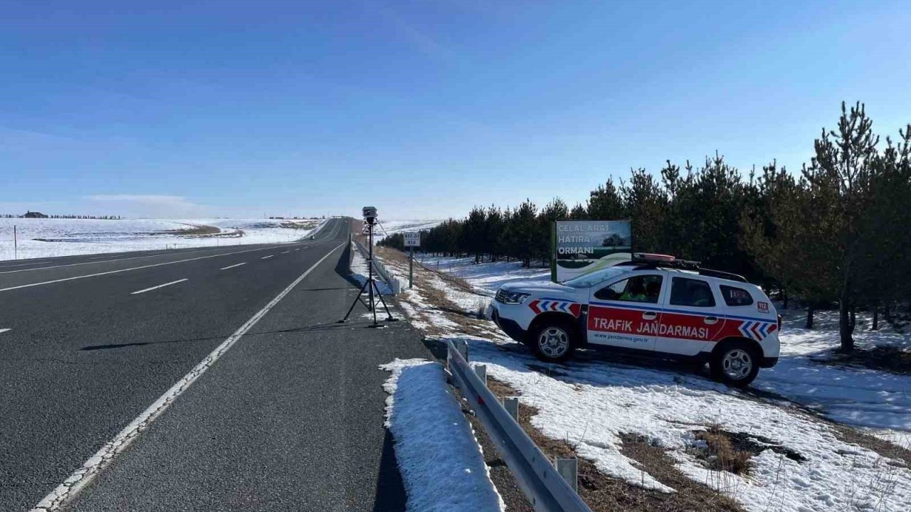 Kars’ta radarla hız demetimi 3 araç trafikten men edildi