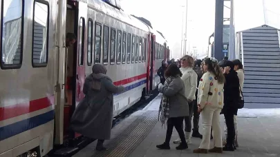 Kars’tan Erzurum’a ’dolu dolu’ tren yolculuğu