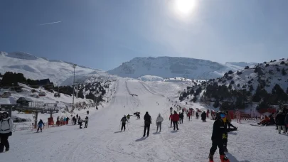 Kayakçılar pistte: Kadın milli paraşütçü Ergan semalarında süzüldü