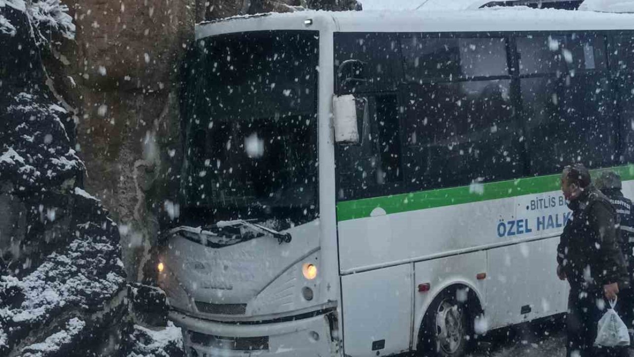 Kontrolden çıkan halk otobüsü kalenin duvarına çarptı: 4 yaralı