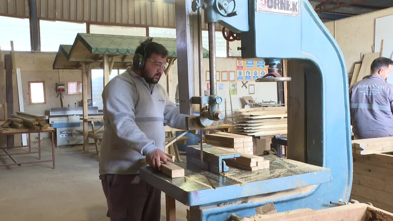 Konyaaltı Belediyesi, park malzemelerini kendi üretiyor