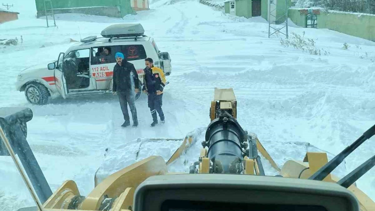 Köy yollarında kar temizliği