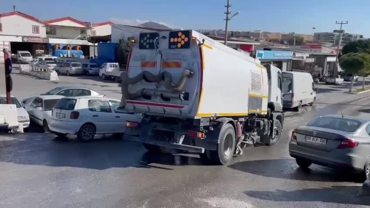 Kuşadası Belediyesi’nden Sanayi Sitesi’nde temizlik çalışması