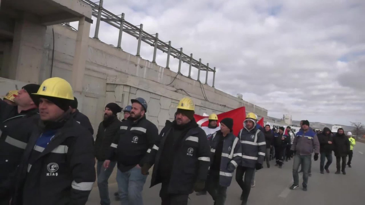 Madencilerin Ankara yürüyüşü... Çayırhan maden işçileri, "Ankara Ankara duy sesimizi bu gelen işçinin ayak sesleri" sloganıyla yürüyüşünü sürdürüyor