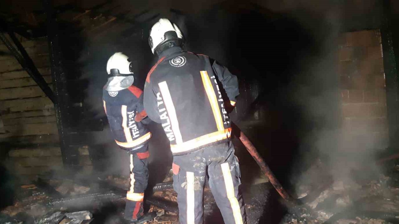 Malatya’da hasarlı binada yangın