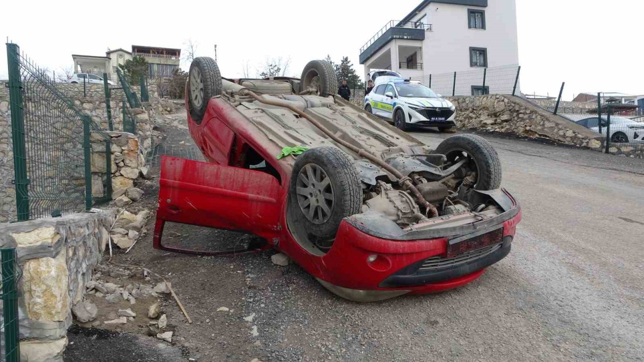 Malatya’da istinat duvarına çarpıp ters dönen araçtaki 1 kişi yarandı