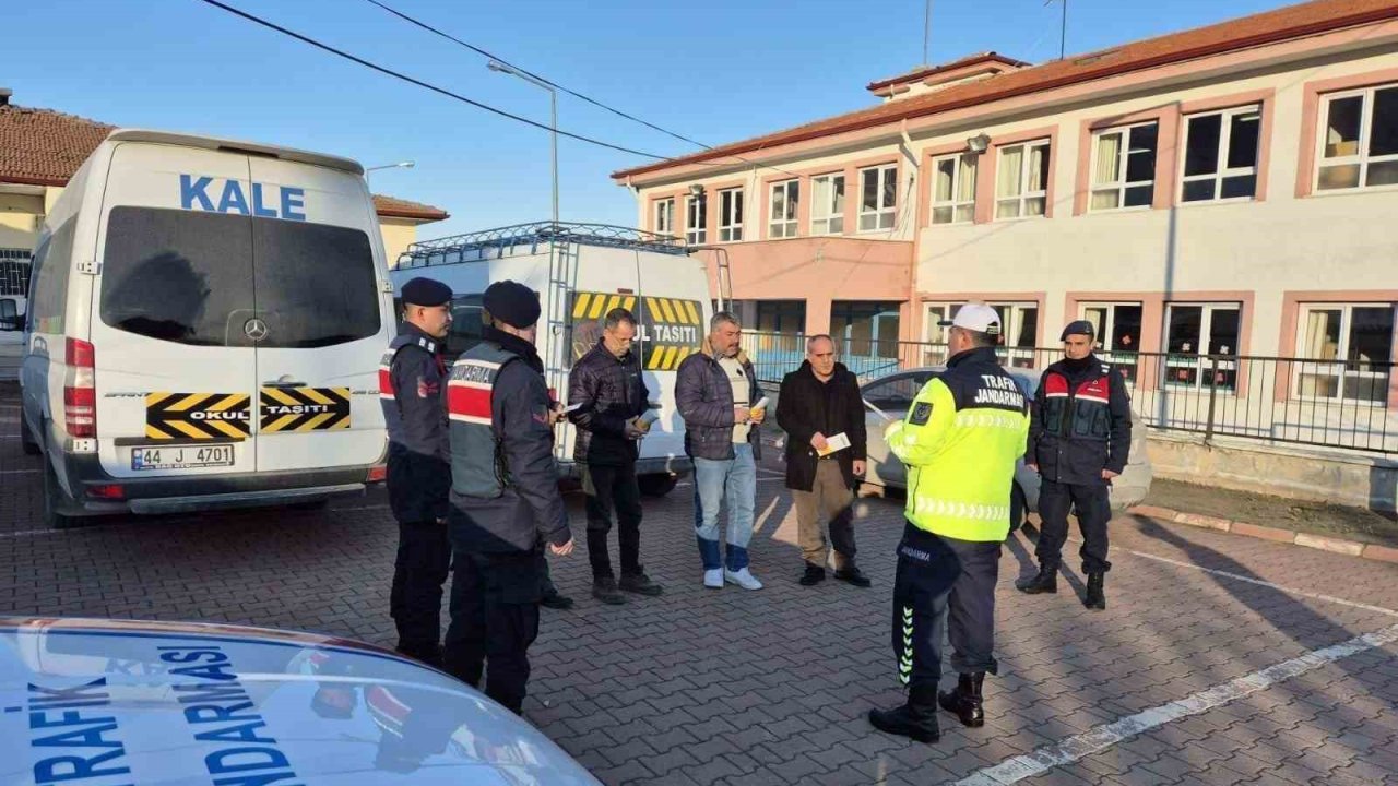 Malatya’da jandarmadan servis araçlarına denetim