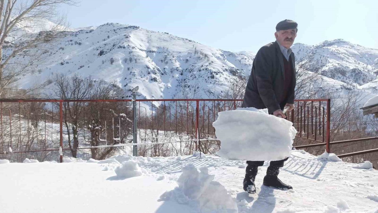 Malatya’da kar kalınlığı 1 metreyi geçti, zorlu mücadele dronla görüntülendi