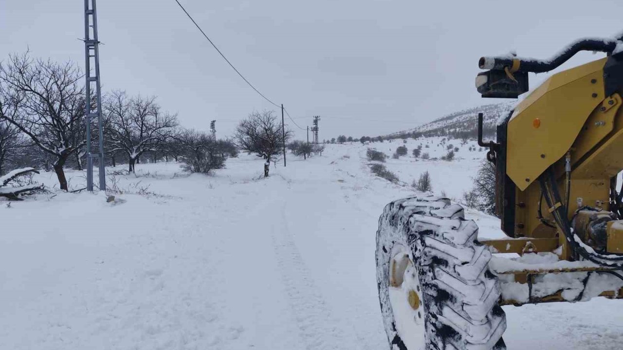 Malatya’da kar yağışı dolayısıyla çok sayıda köy yolu ulaşıma kapandı