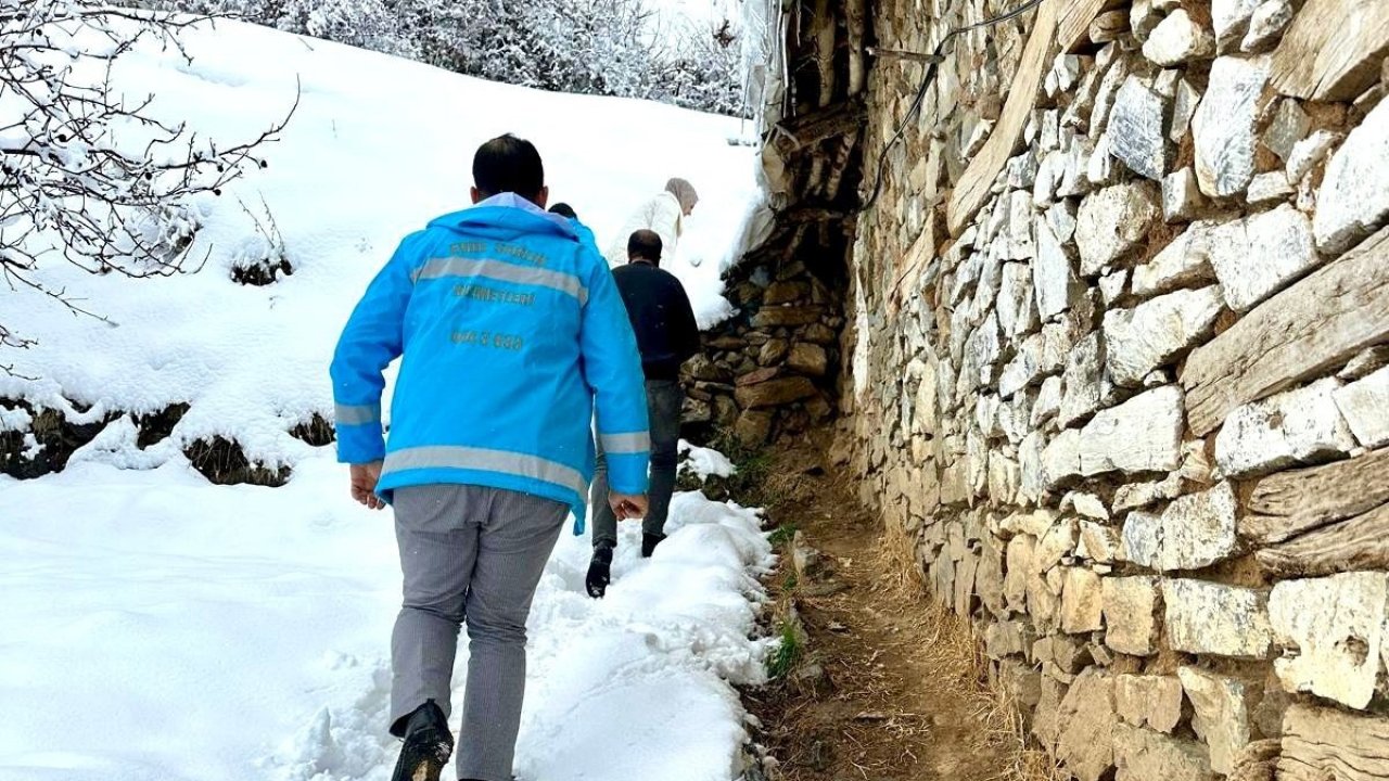 Malatya’da karlı yollar yaşlı kadın için aşıldı