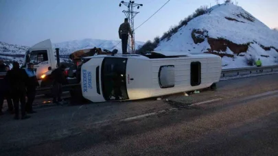 Malatya’da kontrolden çıkan minibüs devrildi: 11 yaralı