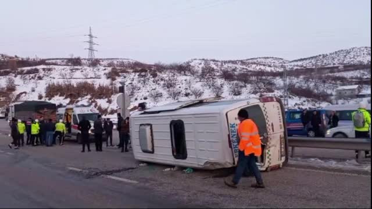 Malatya'da minibüs kazası: Biri polis sekiz kişi yaralandı