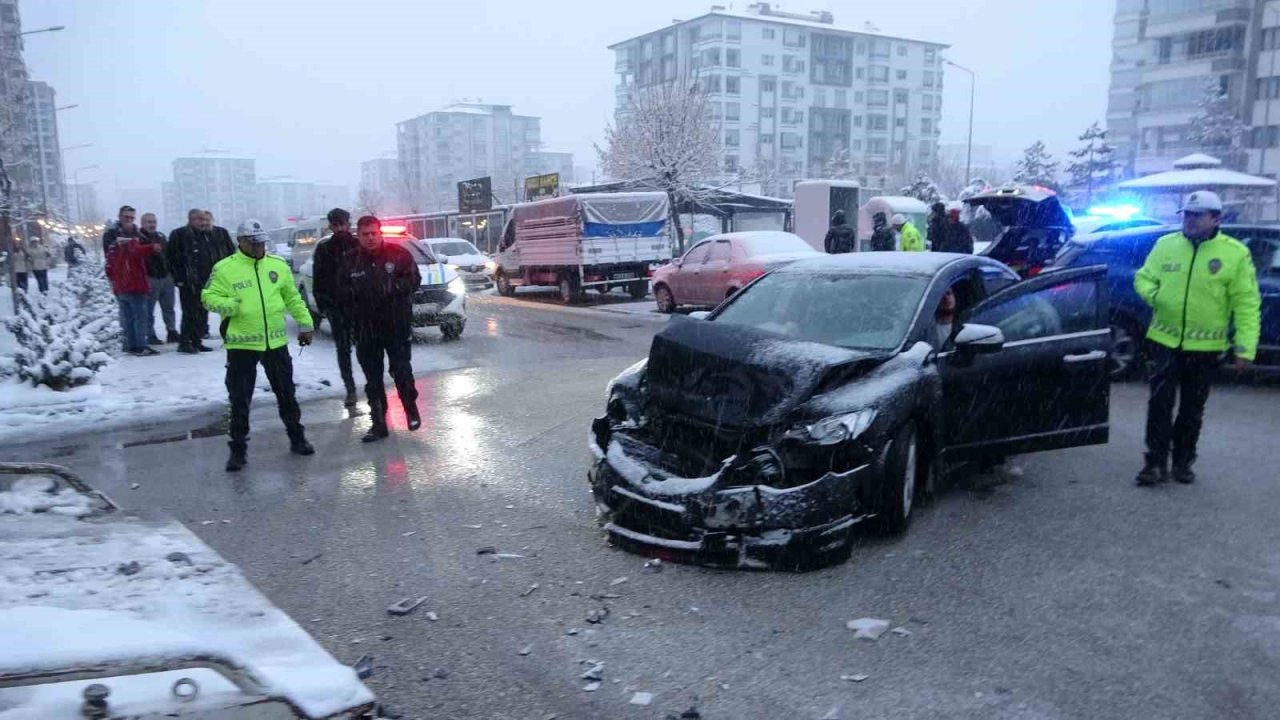 Malatya’da öğrenci servisi ile otomobil çarpıştı: 5 yaralı