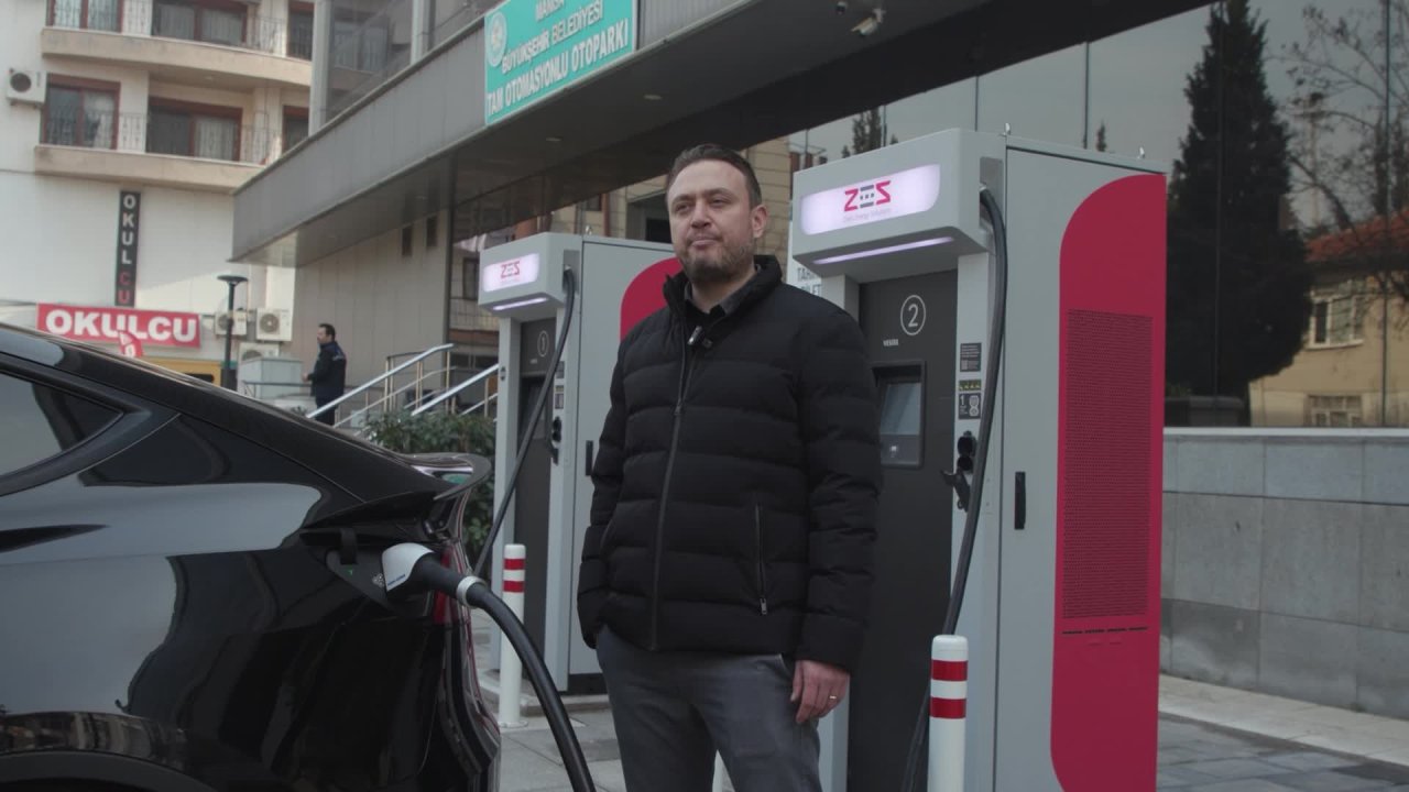 Manisa Büyükşehir Belediyesi, kentteki ilk elektrikli araç şarj istasyonunu kurdu