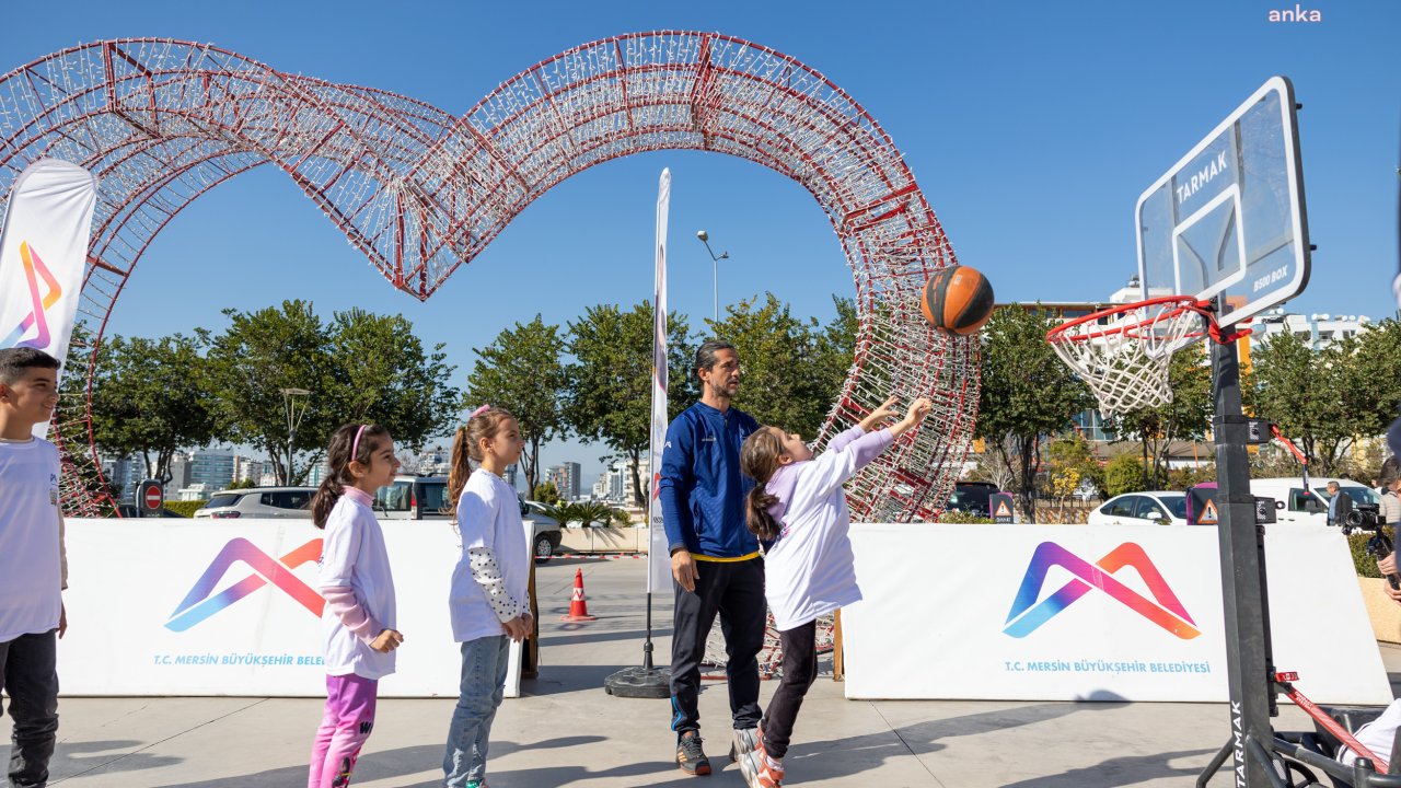 Mersin Büyükşehir Belediyesi’nin Sporbüs aracı, alışveriş merkezlerinde çocuklarla buluştu