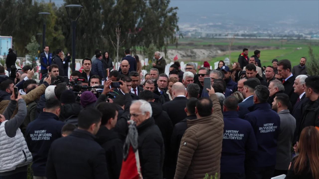 Muğla Büyükşehir Belediye Başkanı Aras, deprem bölgesini ziyaret etti