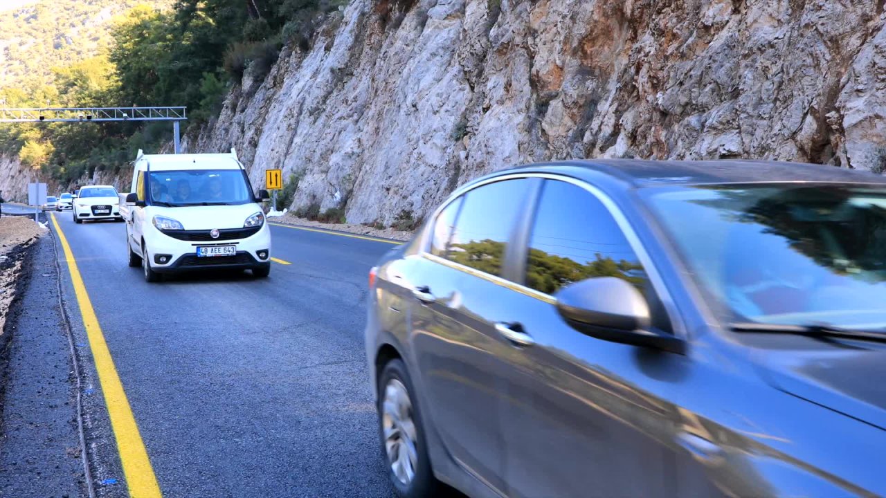  Muğla Büyükşehir Belediyesi’nin Fethiye Ölüdeniz’de başlattığı yol ve altyapı çalışmaları devam ediyor